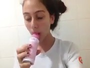 Novinha Enfiando o Desodorante na Xoxota