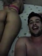 Corno Mostrando a Bunda da Namorada Novinha