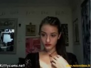 Novinha caseira morena na webcam se masturbando