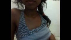 Novinha Gostosa mostrando os peitinhos na webcam