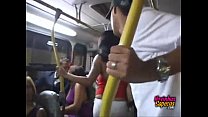 Novinha Pagando Boquete no Ônibus safada engolindo rola do namorado na frente de todo mundo