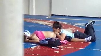 Flagra lésbicas novinhas se chupando e se esfregando na quadra de esportes da escola