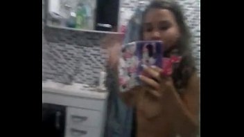Novinha Amadora Brasileira Sapeca Filmando Xana na Frente do Espelho