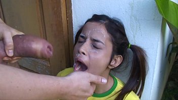 Novinha paga boquete na rola grossa e toma um banho de porra na cara