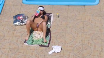 Sortudo flagra e filma vizinha de biquini se masturbando na beira da piscina