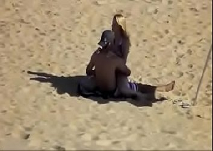 Flagra de sexo no Rio de Janeiro com loira cavalgando na rola na praia
