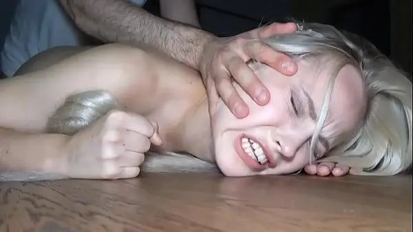 Loira branquinha nua dando sua bucetinha com vontade
